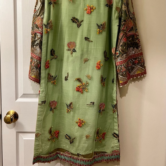 Pakistani Shalwar Kameez Clothing - Picture 4 of 5